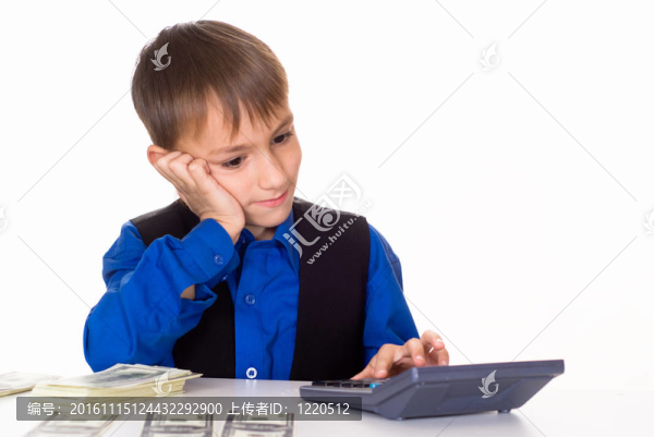 穿藍襯衫的男孩