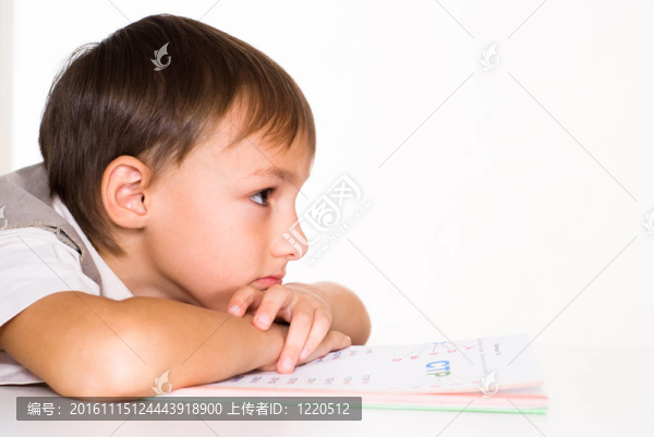 英俊的男孩讀