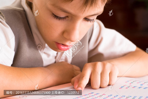 讀一本書的男孩