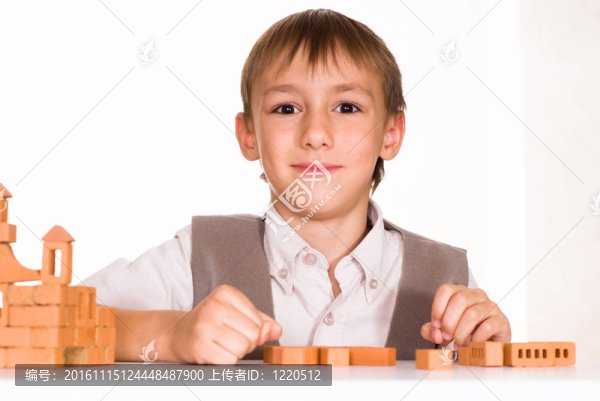 英俊的男孩建立一個玩具城堡