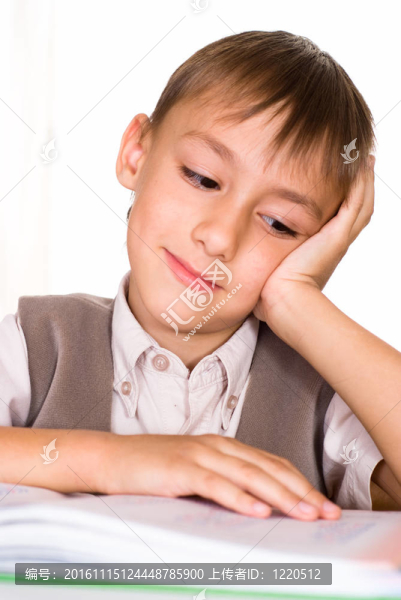 英俊的男孩讀