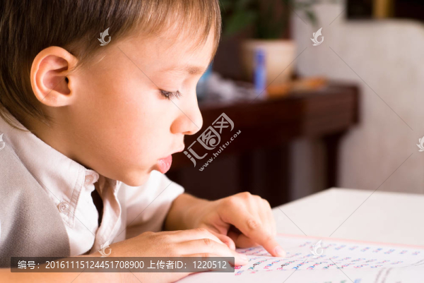 讀一本書的男孩