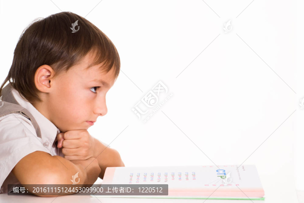 英俊的男孩讀