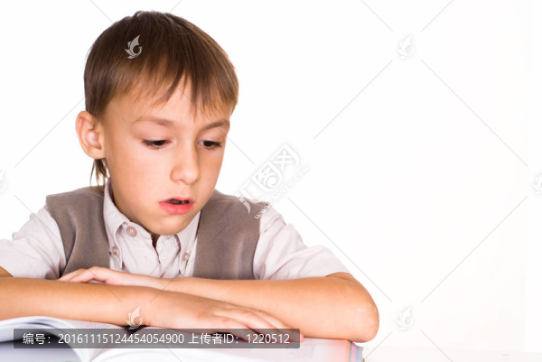 英俊的男孩讀