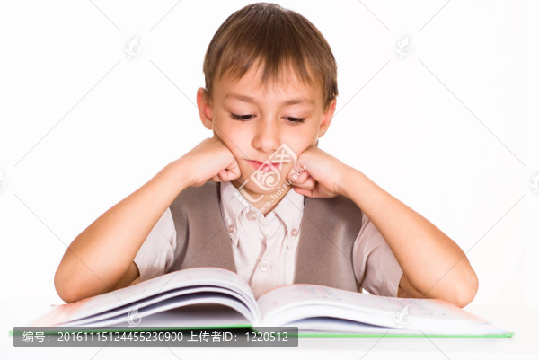 英俊的男孩讀