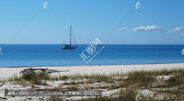熱帶島嶼景觀；水面；有船。