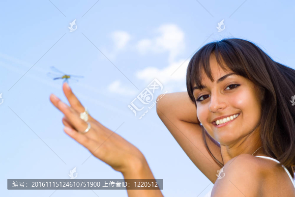 微笑的女孩與蜻蜓