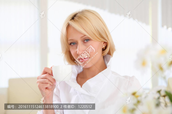 一個(gè)杯子的年輕女士的肖像
