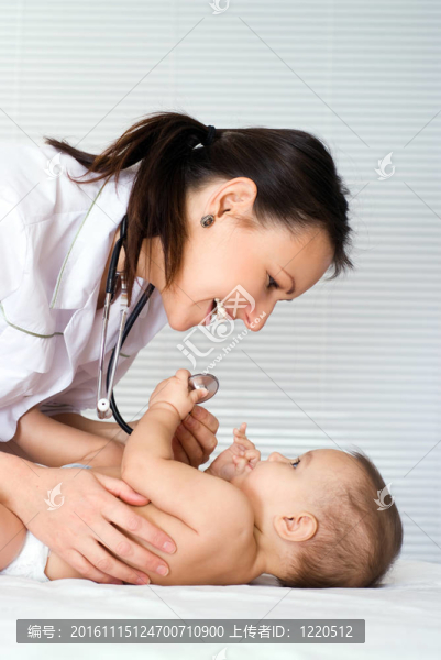 美麗的醫(yī)生和嬰兒