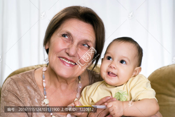 抱著新生兒的老年婦女