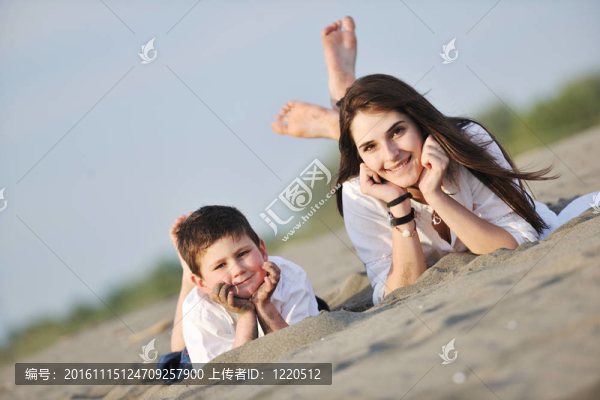 媽媽和兒子在海灘上放松