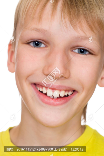 一個(gè)白色的快樂的男孩