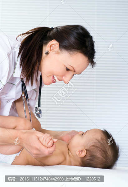 美麗的醫(yī)生和嬰兒