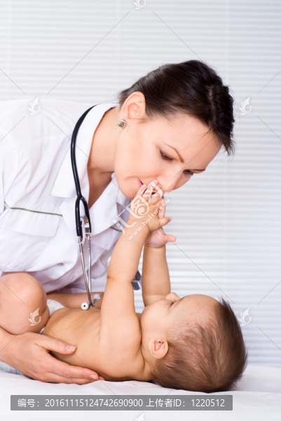 美麗的醫(yī)生和嬰兒