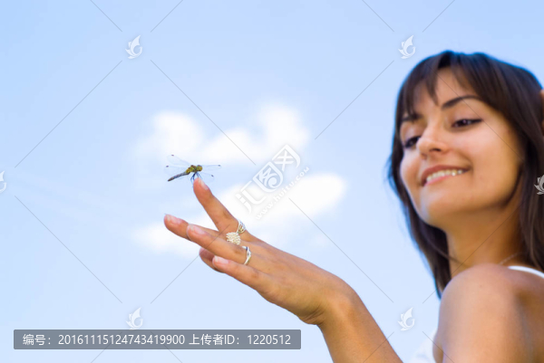 微笑的女孩與蜻蜓