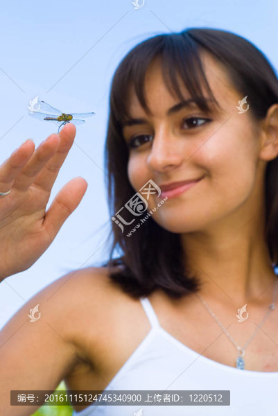 微笑的女孩與蜻蜓