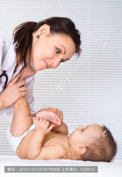 美麗的醫(yī)生和嬰兒