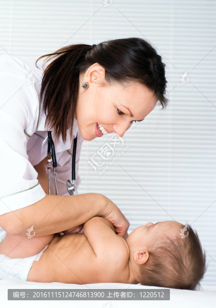 美麗的醫(yī)生和嬰兒