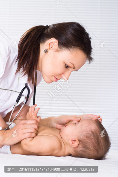 美麗的醫(yī)生和嬰兒