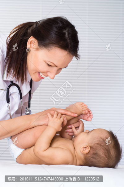 美麗的醫(yī)生和嬰兒