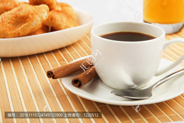 早餐的咖啡和羊角面包