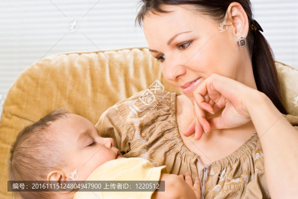 漂亮的母親和嬰兒