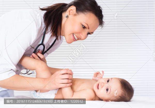 美麗的醫(yī)生和嬰兒