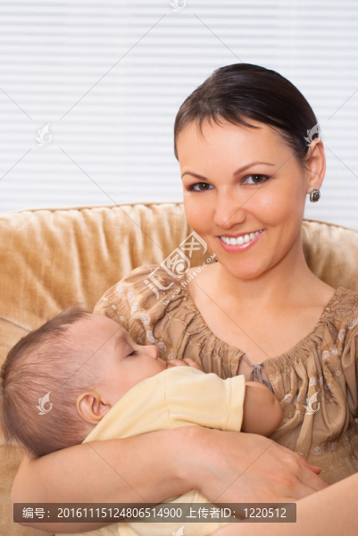 漂亮的母親和嬰兒