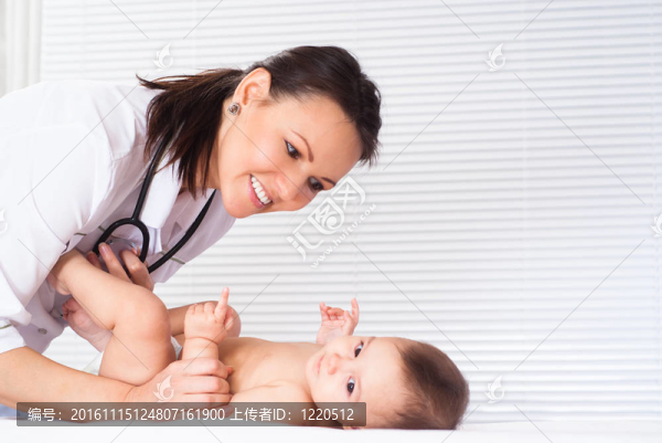 美麗的醫(yī)生和嬰兒