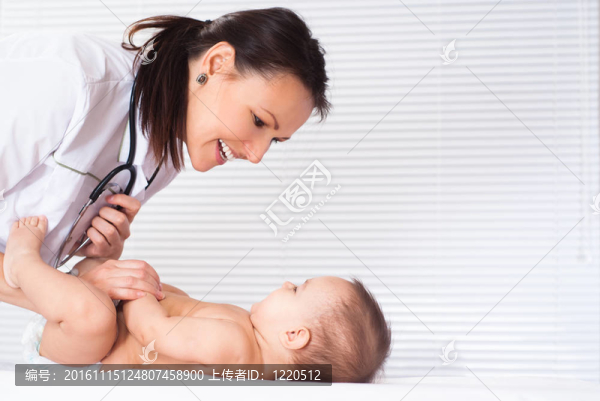 美麗的醫(yī)生和嬰兒