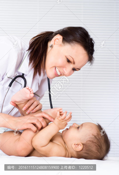 美麗的醫(yī)生和嬰兒