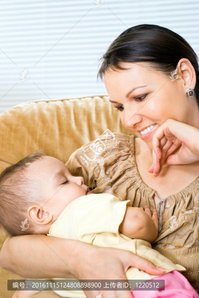 漂亮的母親和嬰兒