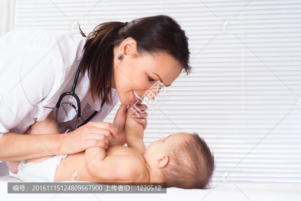 美麗的醫(yī)生和嬰兒