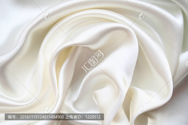 以流暢的優(yōu)雅的白色絲綢為背景