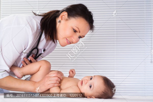 美麗的醫(yī)生和嬰兒