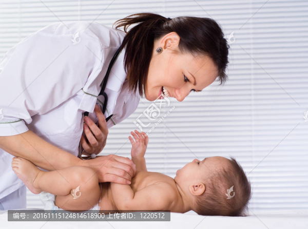 美麗的醫(yī)生和嬰兒