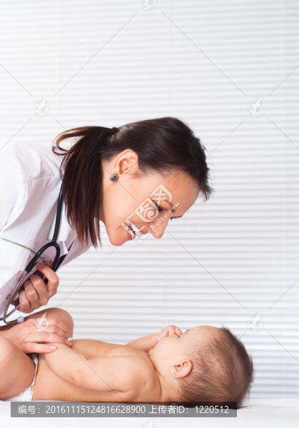 美麗的醫(yī)生和嬰兒