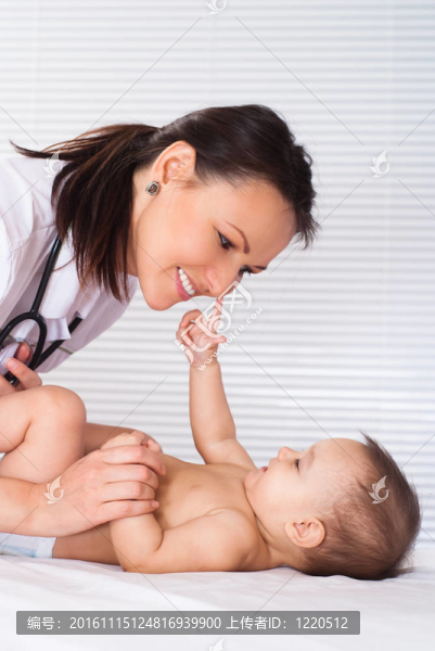 美麗的醫(yī)生和嬰兒