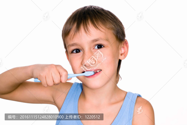 英俊的男孩刷牙