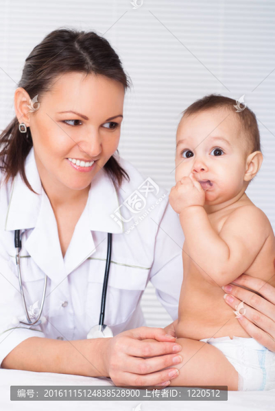 美麗的醫(yī)生和嬰兒