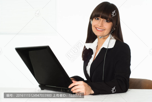 穿黑色西裝的女孩