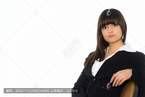 穿黑色西裝的女孩