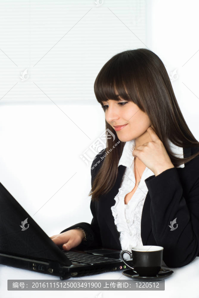 在辦公室工作的女孩