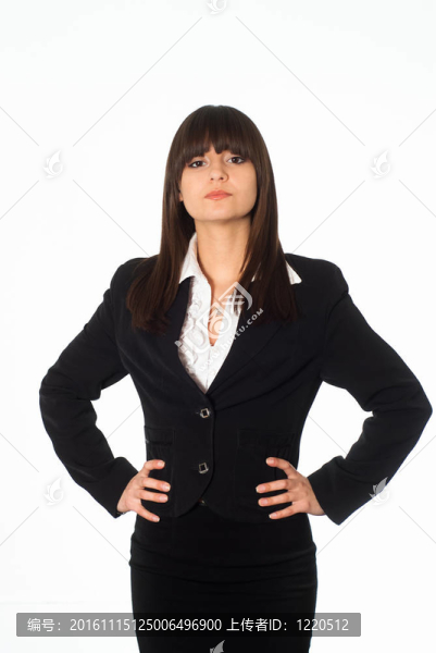 穿黑色西裝的女孩