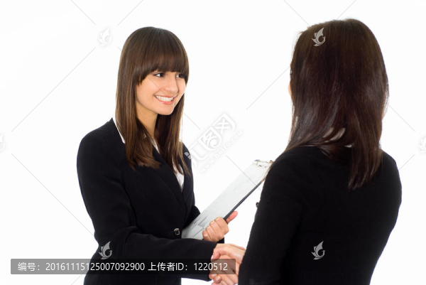 穿黑色西裝的女孩