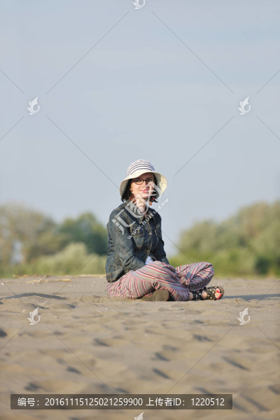 年輕的女人喜歡在海灘上