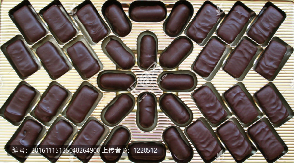 美味的黑巧克力糖果在黃金盒為背景