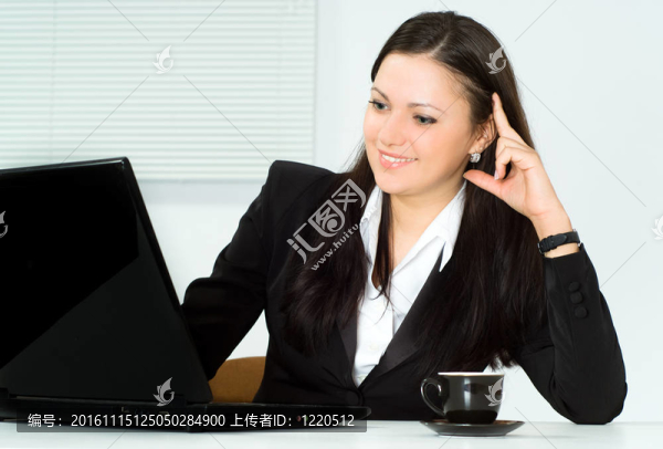 美麗的女孩在辦公室工作
