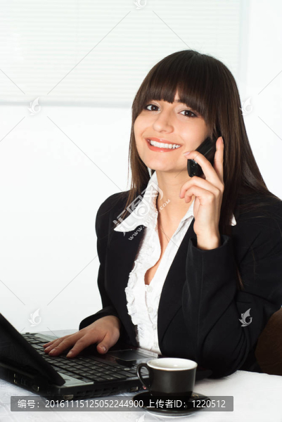 在辦公室工作的好女孩