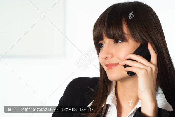 女孩在電話里交談